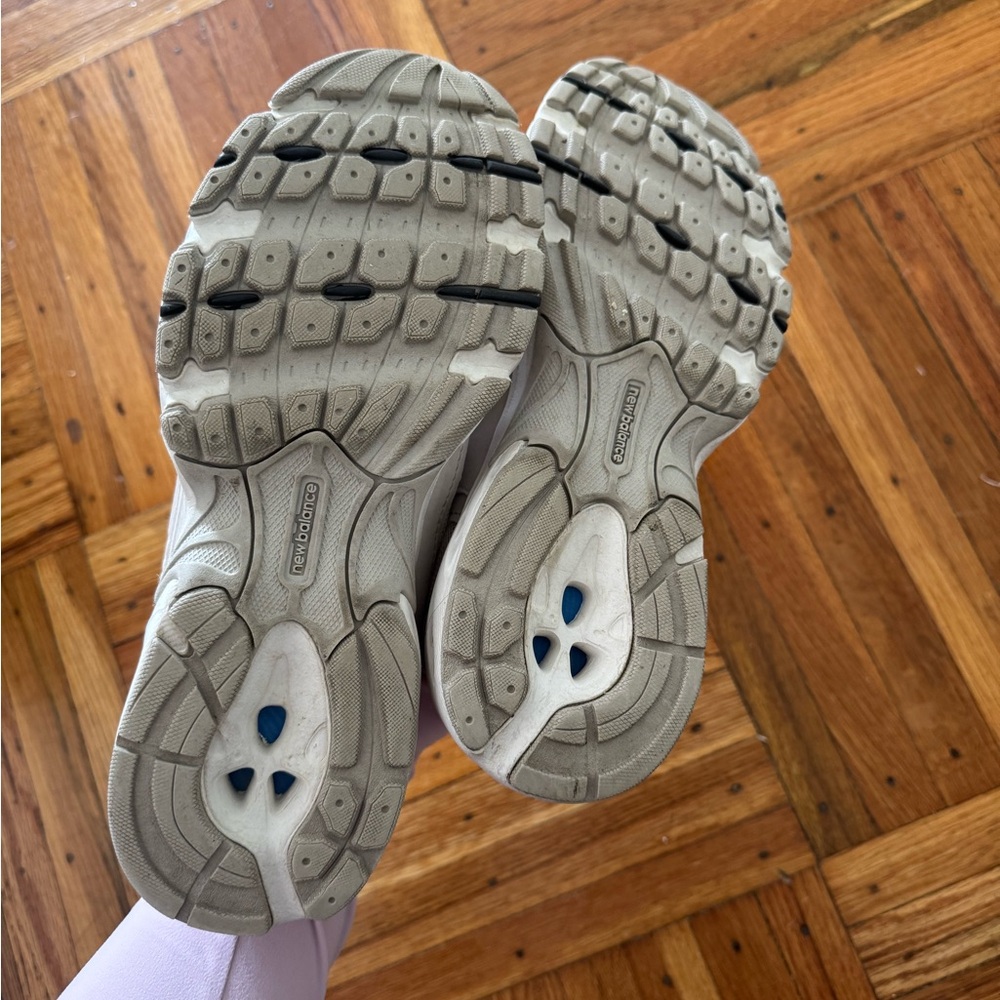 New balance - Picture 2 of 3